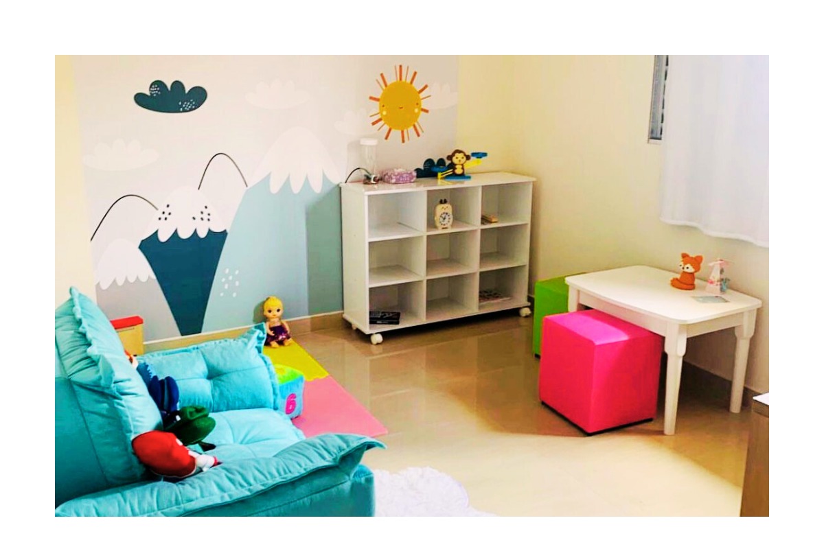 Sala de terapia infantil com brinquedos terapêuticos e ambiente acolhedor