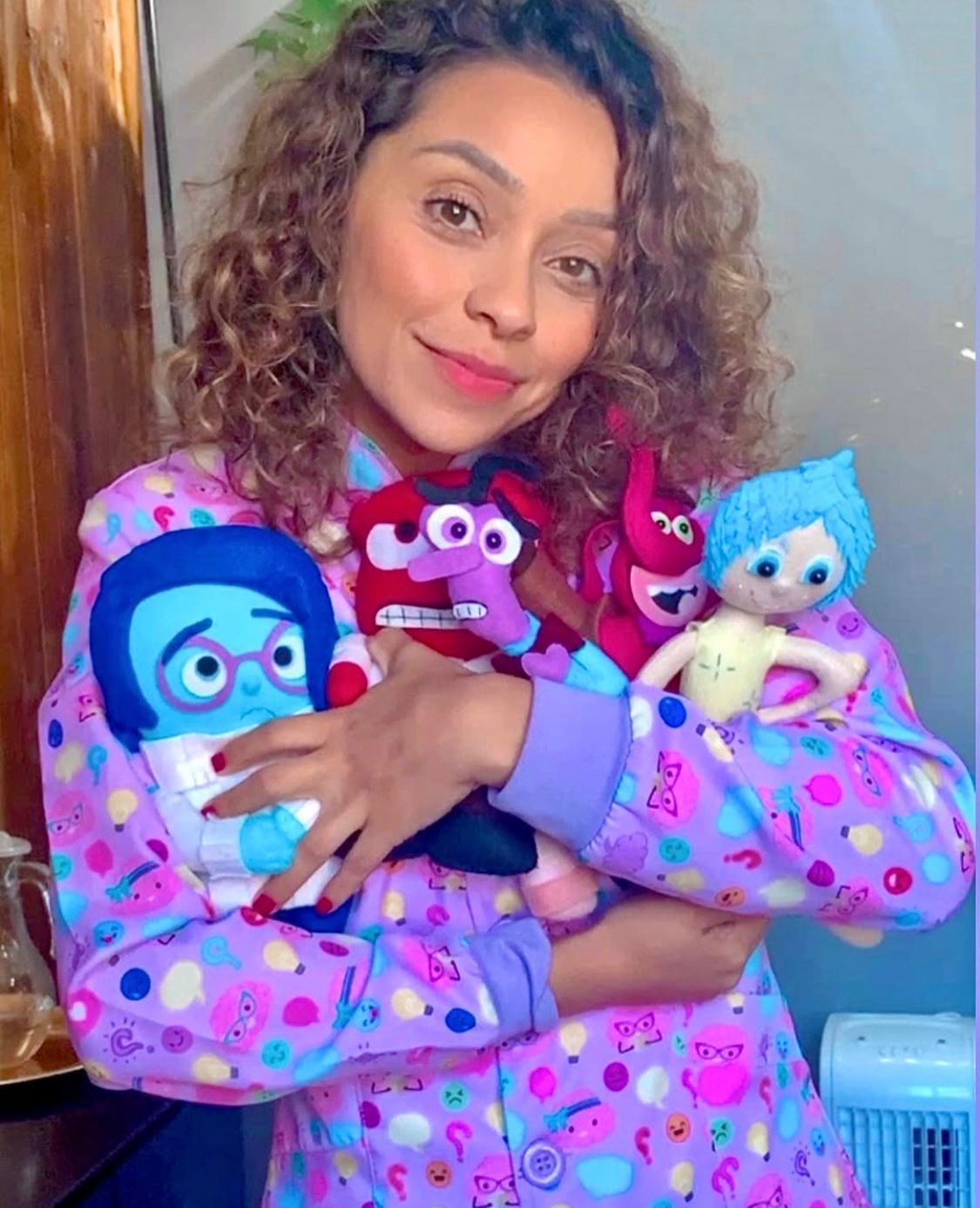 A terapeuta Monique Miranda, da Terapia Integrada, atendendo uma criança